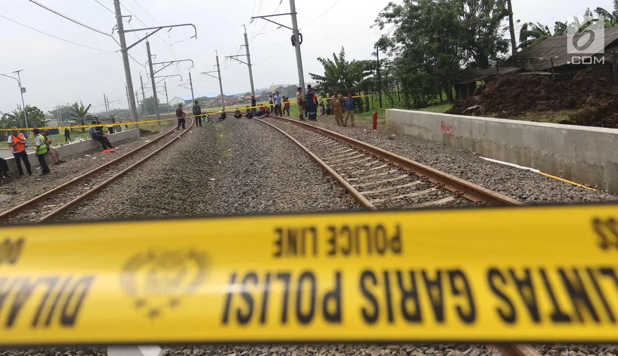 Garis Polisi terpasang di jalur kereta api Bandara Soetta, Tangerang, Banten, Selasa (6/2). Akibat longsor di Underpass Perimeter Selatan mengakibatkan jalur kereta bandra harus di tutup agar tidak terjadi longsor susulan.(Liputan6.com/Angga Yuniar)