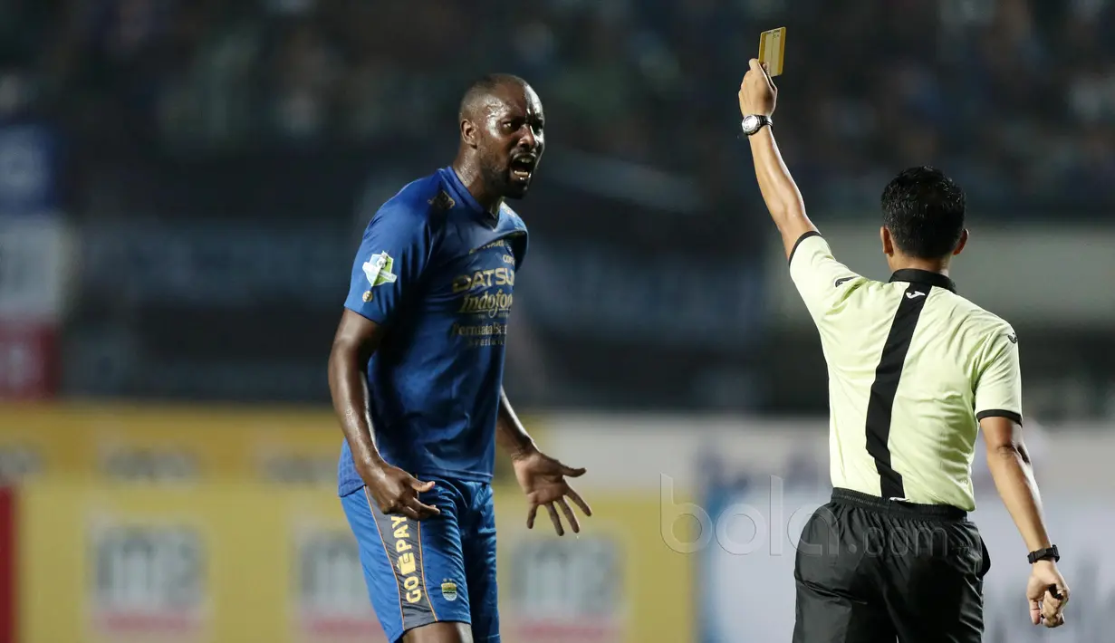 Ekspresi pemain Persib Bandung, Charlton Cole saat menerima kartu kuning pada lanjutan Liga 12017 di Stadion GBLA, Bandung, Minggu (7/5/2017). Persib menang 1-0. (Bola.com/Nicklas Hanoatubun)