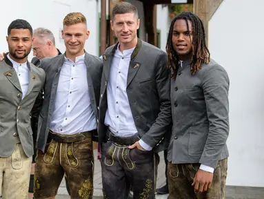 (Dari kiri) Pemain Bayern Munchen Serge Gnabry bersama rekan setimnya Joshua Kimmich, Robert Lewandowski, dan Renato Sanches menikmati akhir dengan mengunjungi festival bir tahunan Oktoberfest di Munich, Jerman, Minggu (7/10). (Matthias Balk/dpa via AP)