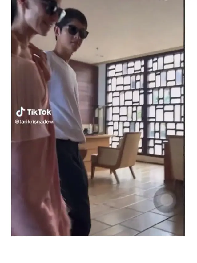 6 Potret Song Joong Ki dengan Pacar Baru Asal Inggris, Pernah Dibawa ke Bali