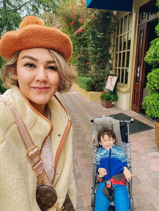 "Saya sudah mulai work from home. Saya terbiasa kalau bekerja ya harus di tempat yang seharusnya. Kalau di rumah, banyak sekali godaannya. Sekarang sudah siaran dari rumah dan setiap pagi saya siaran,” tutur Sissy Prescillia. (Instagram/sysiio)