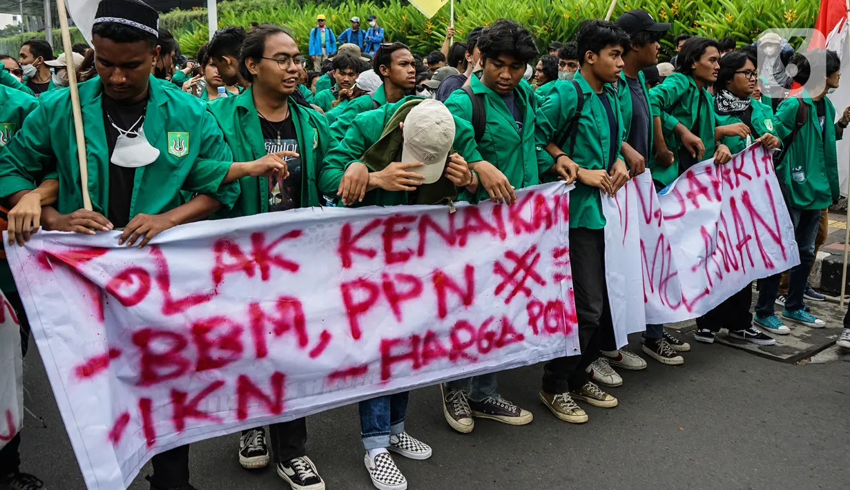 Mahasiswa dari berbagai kampus membentangkan spanduk saat menuju gedung DPR, Jakarta, Senin (11/4/2022). Mahasiswa menuntut sejumlah isu, diantaranya pemerintah menstabilkan harga bahan bakar yang naik, minyak goreng langka dan tolak jabatan Presiden 3 Periode. (Liputan6.com/Johan Tallo)