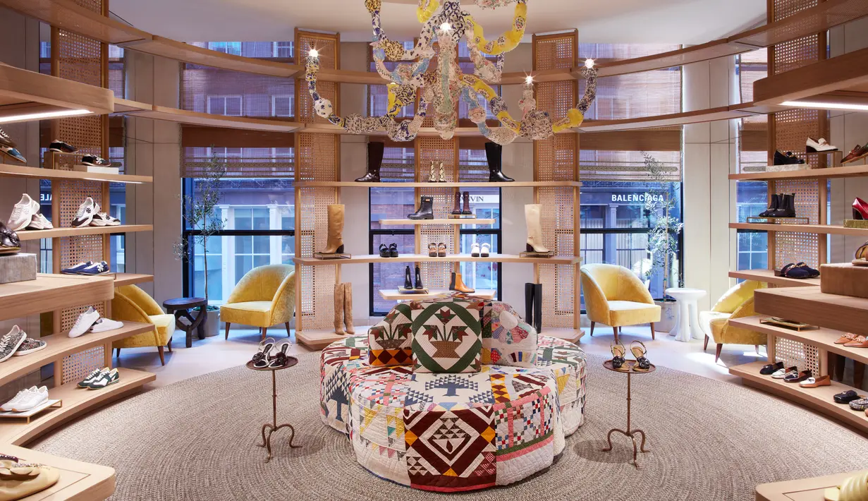 Menampilkan kerajinan rakyat, anyaman rotan, serta tembikat yang dibuat oleh seniman perempuan dan pengrajin lokal (Foto: Tory Burch)