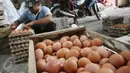 Pekerja memilih telur ayam diagen, Jakarta, Senin (27/3). Perhimpunan Insan Perunggasan Rakyat menilai pemerintah lamban mengatasi kondisi kelebihan pasokan ayam hidup dan telur, menyebabkan harga jatuh di tingkat peternak. (Liputan6.com/Angga Yuniar)