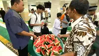 Jemaah masjid Al Jihad makan semangka usai salat Jumat. (Liputan6.com/Aslam Mahfuz)