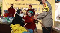 Vaksinasi massal di Ubhara Surabaya. (Dian Kurniawan/Liputan6.com)