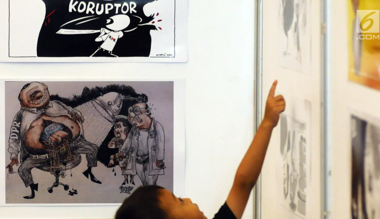Seorang anak melihat karikatur antikorupsi pada pameran Indonesia International Book Fair (IIBF) 2017 di Jakarta, Jumat (8/9). KPK menampilkan stand yang mengedukasi masyarakat tentang antikorupsi. (Liputan6.com/Helmi Fithriansyah)
