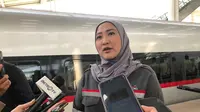 Corporate Secretary Kereta Cepat Indonesia China, Eva Chairunisa di Stasiun Tegalluar KCIC, Senin (9/10/2023). (Tira/Liputan6.com)