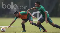 Gelandang Bhayangkara FC, Evan Dimas, didorong bek Bhayangkara FC, Andy Setyo, saat mengikuti seleksi Timnas Indonesia U-22 di Lapangan SPH Karawaci, Banten, Rabu (8/3/2017). (Bola.com/Vitalis Yogi Trisna)