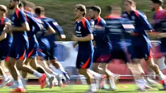 Pemain tengah timnas Kroasia, Luka Modric (tengah) saat sesi latihan persiapan jelang EURO 2024 di base camp tim di Neuruppin, pada 13 Juni 2024. (GABRIEL BOUYS/AFP)