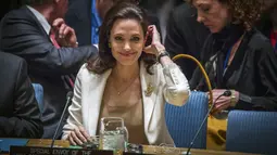 Angelina Jolie terlihat tersenyum di sela menghadiri rapat Dewan Keamanan PBB di New York, AS (24/4/2015). Angelina Jolie sebagai utusan PBB untuk pengungsi (UNHCR) meminta negara-negara maju untuk membantu pengungsi Suriah. (REUTERS/Lucas Jackson)
