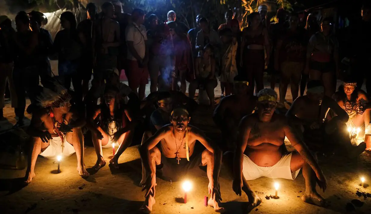 Pengikut aliran Maria Lionza bersiap untuk tarian api di Gunung Sorte, Yaracuy, Venezuela, 11 Oktober 2021. Menurut tradisi, Maria Lionza adalah seorang wanita pribumi yang lahir di Gunung Sorte. (AP Photo/Matias Delacroix)