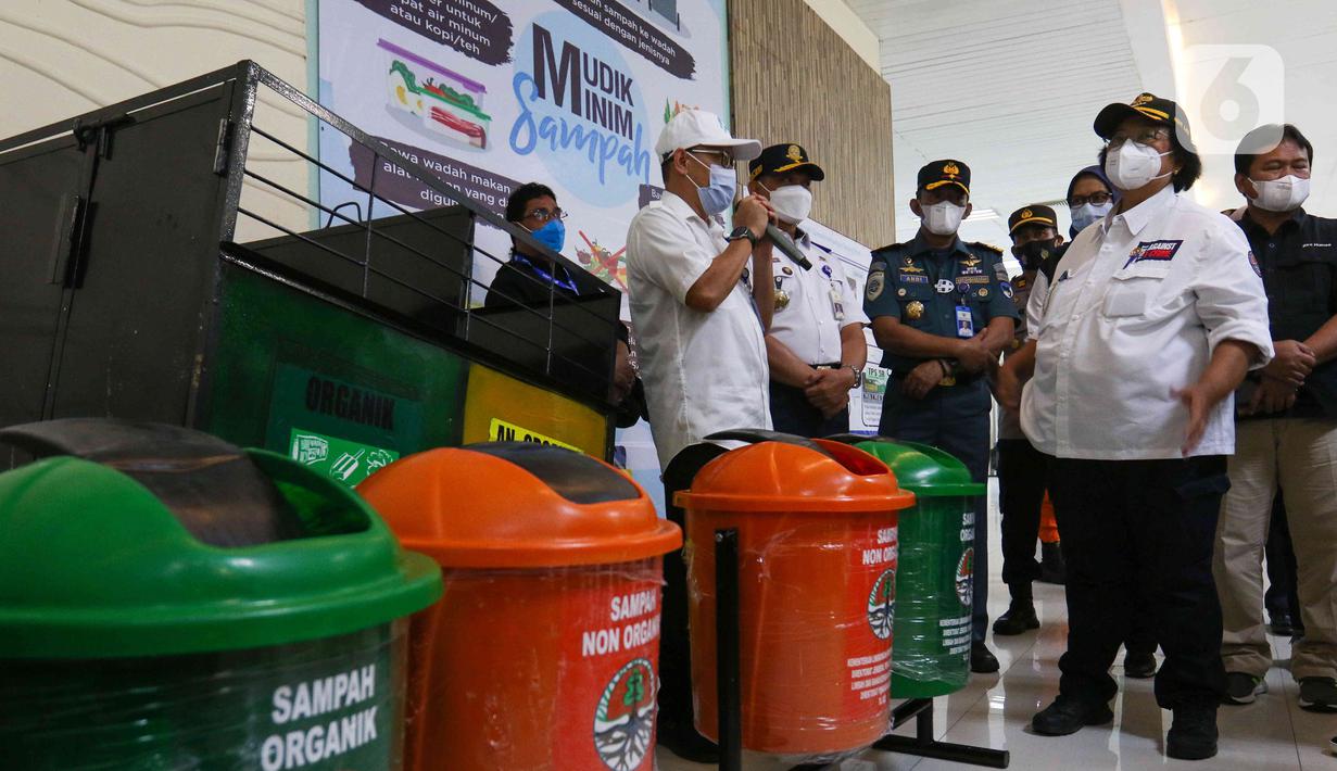<p>Menteri Lingkungan Hidup dan Kehutanan Siti Nurbaya (kanan) saat memantau mudik di Terminal Penumpang Pelabuhan Tanjung Priok, Jakarta, Selasa (26/4/2022). Kunjungan tersebut dalam rangka memantau persiapan mudik minim sampah. (Liputan6.com/Herman Zakharia)</p>