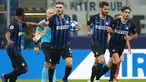 Striker Inter Milan, Mauro Icardi berselebrasi bersama rekannya usai mencetak gol di menit ke-87 ke gawang Barcelona pada pertandingan grup B Liga Champions di Giuseppe Meazza, Italia (6/11). Inter imbang dengan Barcelona 1-1.