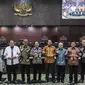 Sembilan hakim konstitusi berpose usai rapat pleno di Gedung Mahkamah Konstitusi, Jakarta, Kamis (9/11/2023). (Liputan6.com/Angga Yuniar)