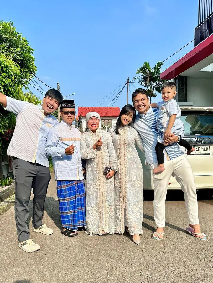 8 Potret Keluarga Para Artis di Hari Lebaran yang Kompak dengan Warna Biru, Dari Raffi-Nagita hingga Ayu Ting-Ting
