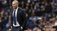 Pelatih baru Real Madrid, Zinedine Zidane, mengamati permainan anak asuhnya saat melawan Deportivo pada laga La Liga Spanyol. Debut Zidane berjalan manis dengan kemenangan telak. (AFP/Gerard Julien)