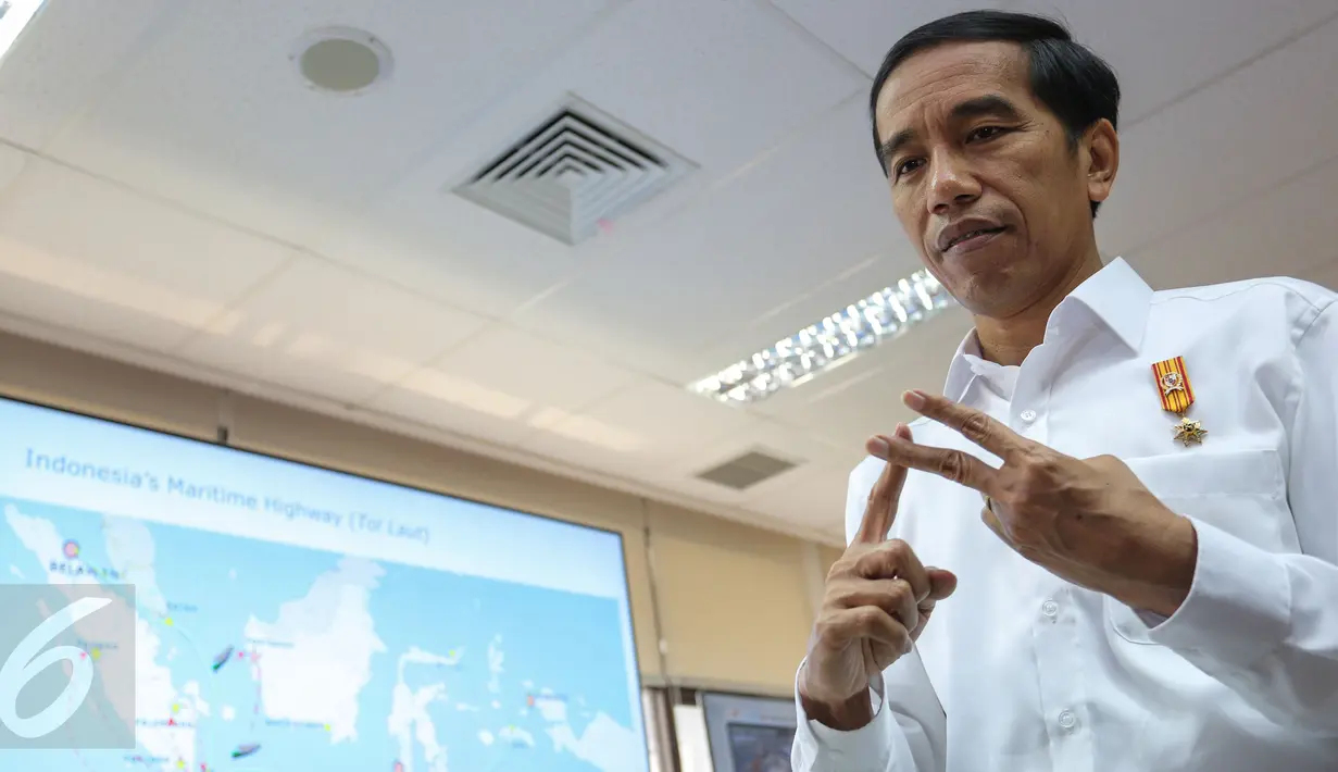 Presiden Jokowi memantau Ruang Pemantauan Ekspor Impor di Indonesia Port Corporation (IPC) Tanjung Priok, Jakarta, Rabu (17/6/2015).  Jokowi mencatat ada ketidakefisienan mencapai Rp 780 T dalam pengelolaan pelabuhan tersebut. (Liputan6.com/Faizal Fanani)