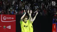 Kevin Sanjaya Sukamuljo/Marcus Fernaldi mengekspresikan kegembiraan seusai mengalahkan ganda Cina Li Junhui/Liu Yuchen dI babak final Indonesia Masters 2018, Jakarta, Minggu (28/1). Kevin/Marcus menang 11-21, 21-10, dan 21-16. (Liputan6.com/Angga Yuniar)