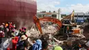 Sejumlah ekskavator dikerahkan untuk mencari korban gempa Aceh yang tertimbun reruntuhan bangunan, Aceh, Kamis (8/12). Tim SAR gabungan meyakini masih banyak korban gempa yang tertimbun reruntuhan. (Liputan6.com/Angga Yuniar)