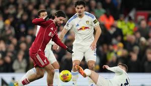 Dominik Szoboszlai dan Gabriel Gudmundsson berebut bola dalam laga Liga Inggris antara Liverpool vs Leeds United di Anfield, 2 Januari 2026. (AP Photo/Jon Super)