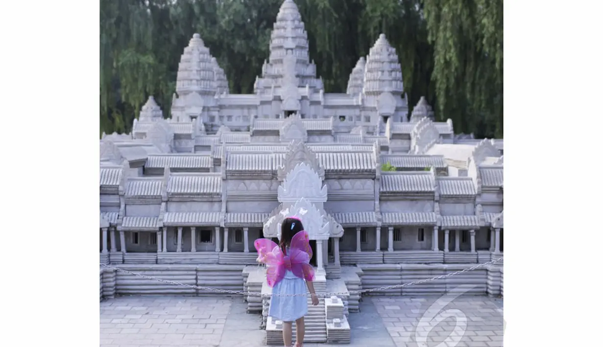 Seorang bocah melihat miniatur bangunan Angkor Watt dari Negara Kamboja di Beijing World Park (AFP Photo/STR)
