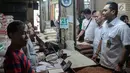 Tim Satgas Pangan Polda Metro Jaya bersama Perum Bulog meninjau harga beras di Pasar Tomang Barat, Jakarta, Rabu (21/11). Kegiatan tersebut bertujuan untuk memantau stabilitas harga beras medium yang dijual di pasaran. (Liputan6.com/Faizal Fanani)