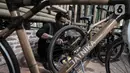 Perajin menyelesaikan perakitan sepeda bambu Jatnika di Workshop Perajin Bambu Indonesia, Cibinong, Bogor, Jawa Barat, Minggu (5/7/2020). Sepeda bambu Jatnika telah menembus pasar Asia Tenggara. (merdeka.com/Iqbal S. Nugroho)