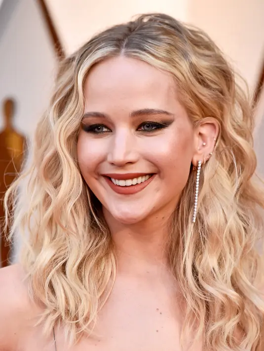 Di malam hari, JLaw melakukan eksfoliasi demi kecantikan wajahnya. (FRAZER HARRISON / GETTY IMAGES NORTH AMERICA / AFP)