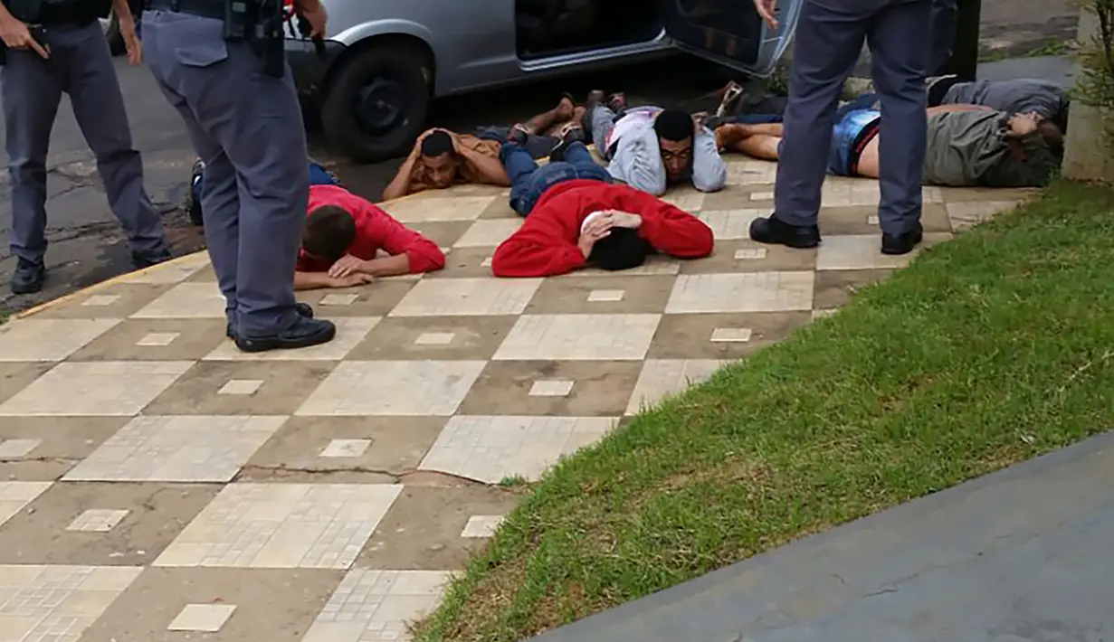 Tahanan yang melarikan diri ditangkap kembali setelah kerusuhan yang memicu kebakaran di Pusat Progresi Lembaga Pemasyarakatan, Sao Paulo, Brasil, Selasa (24/1). Para napi membakar salah satu ruang tahanan sebelumnya melarikan diri  (STR/RECORD TV/AFP)
