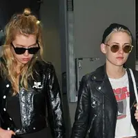 Kristen Stewart, kini sedang geram dengan tindakan orang-orang tak bertanggung jawab di luar sana yang telah menyebarkan foto-foto panas dirinya dan kekasih, Stella Maxwell. (Instagram/kristenstewart)