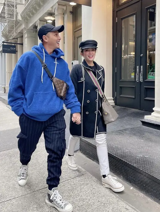 <p>Terpaut usia cukup jauh, bukan berarti tidak bisa tampil mesra. Seperti dalam foto ini Andhika mengenakan hoodie biru dengan celana bergaris menggandeng Ussy mengenakan jaket hitam dan celana putihnya. @andhiiikapratama</p>