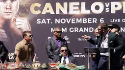 Juara kelas menengah super WBC/WBO/WBA terpadu Canelo Alvarez (kiri) berbicara dengan Juara Kelas Menengah Super IBF yang tak terkalahkan Caleb Plant (kedua dari kanan) setelah berkelahi saat konferensi pers di Beverly Hills, California, 21 September 2021. (AP Photo/Mark J. Terrill)