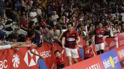 Pasangan Indonesia, Mohammad Ahsan/Hendra Setiawan, membawa anaknya usai melawan Kevin Sanjaya/Marcus Gideon, pada laga Indonesia Masters 2019 di Istora, Jakarta, Minggu (27/1). Kevin/Marcus menang 21-17, 21-11. (Bola.com/M Iqbal Ichsan)