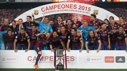 Para pemain Barcelona melakukan Selebrasi usai memenangkan gelar juara di final piala Raja di Nou Camp, Spanyol (31/5/2015). Barcelona berhasil menaklukkan Bilbao dengan skor akhir 3-1. (Reuters/Albert Gea)