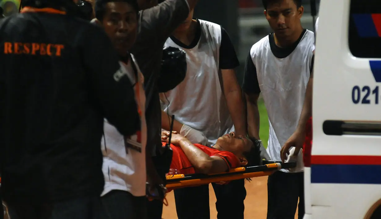 Ismed Sofyan (Persija) harus dilarikan ke rumah sakit akibat benturan keras dengan pemain Gresik United pada laga lanjutan ISL di stadion GBK Jakarta, (29/4/2014). (Liputan6.com/Helmi Fithriansyah)
