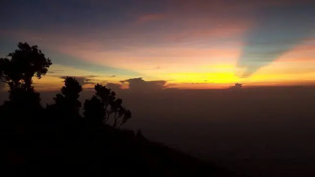 Panorama menjelang pagi di Gunung Prau. (Foto: Liputan6.com/Muhamad Ridlo)