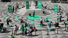 Para penonton menerapkan jaga jarak fisik saat menyaksikan pertunjukan sulap dalam Festival Dunia Sulap Jalanan Lisbon di Lisbon, Portugal (25/8/2020). Festival Dunia Sulap Jalanan Lisbon kedelapan dimulai pada Selasa (25/8). (Xinhua/Pedro Fiuza)
