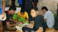 Pemain Persekap Kota Pasuruan terpaksa harus makan nasi bungkus, karena keterbatasan dana terjun di ISC B. Tapi mereka patut dipuji, dengan kondisi minim bisa lolos ke babak 16 besar sebagai runner up Grup 7. (Bola.com/Robby Firly)