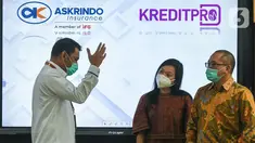 Kepala Divisi Pemasaran Digital PT Askrindo Ardian Brahmana berbincang dengan Direktur Utama KreditPro Adelheid Helena Bokau dan Komisaris Alexander Rusli di sela-sela penandatanganan kerjasama dengan Fintech KreditPro di Jakarta Selasa (27/10/2020). (Liputan6.com/HO/Iqbal)