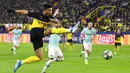 Gelandang Borussia Dortmund, Jadon Sancho, melepaskan tendangan ke gawang Inter Milan pada laga Liga Champions 2019 di Stadion Signal Iduna Park, Selasa 926/11). Borussia Dortmund menang 3-2 atas Inter Milan. (AP/Martin Meissner)