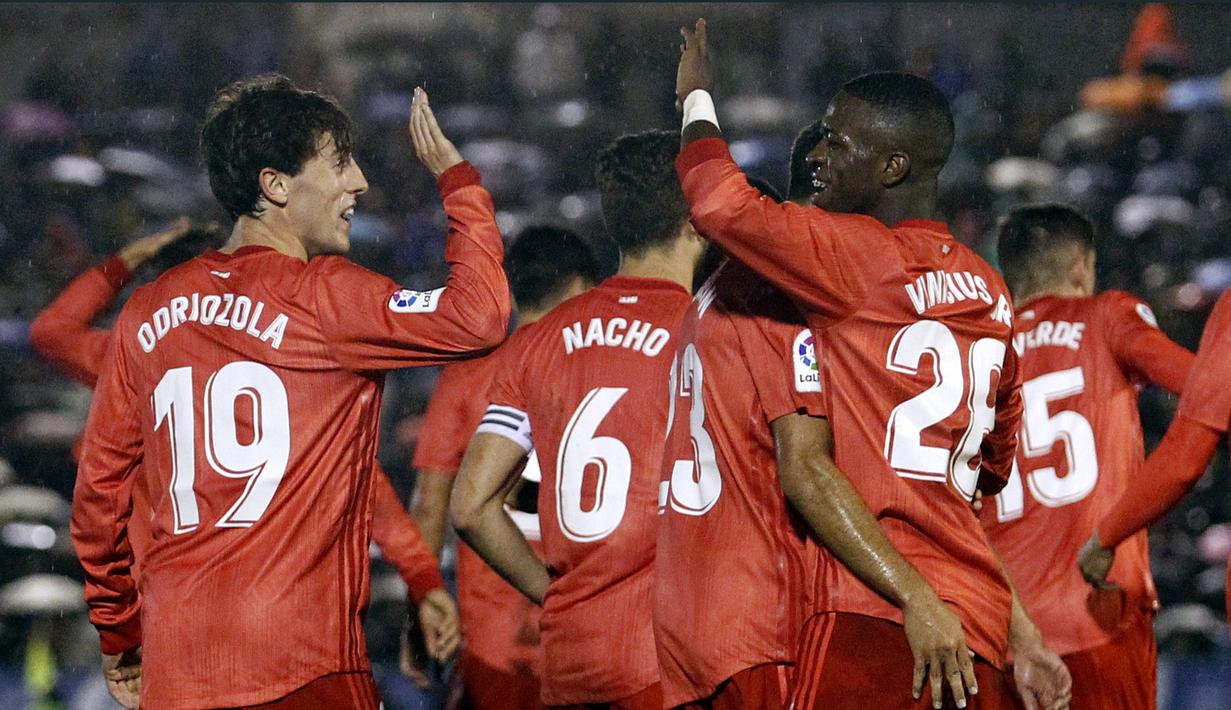 Pemain Real Madrid, Alvaro Odriozola dan Vinicius Junior melakukan selebrasi usai membobol gawang UD Melilla pada laga Copa del Rey di Stadion Alvarez Claro, Melilla, Rabu (31/10/2018). Real Madrid menangan 4-0 atas UD Melilla. (AP/Javier Gandul)