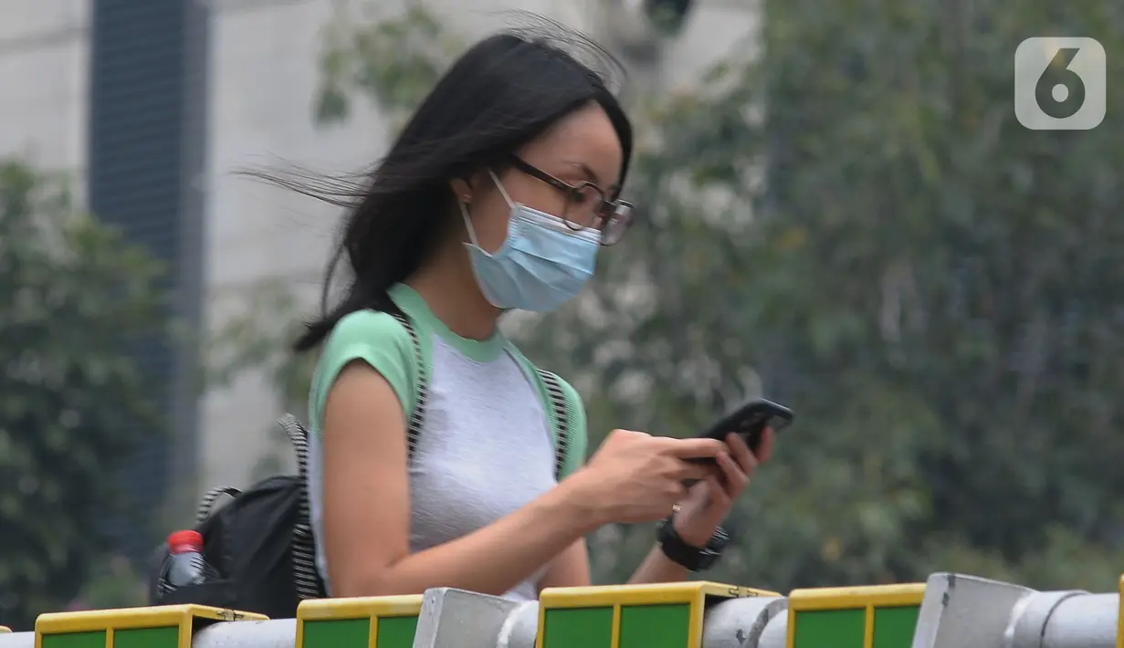 Bukan karena penularan Covid-19 yang naik lagi, tapi ada himbauan untuk memakai masker di luar ruangan ini dilakukan guna menghindari dampak buruk polusi udara ibu kota. (merdeka.com/imam buhori)