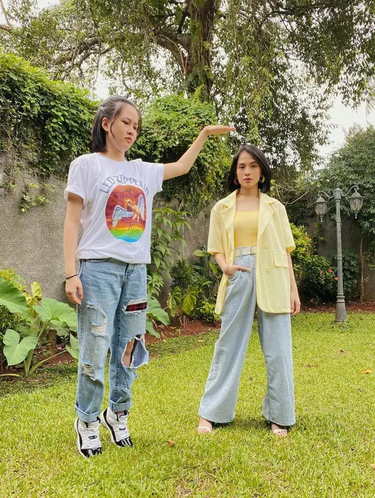 Saat memakai celana dengan panjang melebihi tubuh kita, pastikan memakai alas kaki dengan hak dengan jari kaki yang nampak. (Foto: Instagram @zaraadhsty)