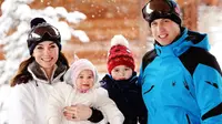 Kate Middleton berlibur bersama keluarganya di salju. Sumber: PA Wire