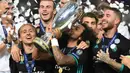 Bek Real Madrid, Marcelo, mencium trofi Piala Super Eropa usai mengalahkan Manchester United di Stadion Philip II, Skopje, Selasa (8/8/2017). Ini merupakan gelar Piala Super Eropa keempat bagi Real Madrid. (AFP/Robert Atanasovski)