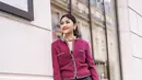 Erina Gudono tampil dengan blazer tweed Chanel warna fuschia dipadukan celana kulit hitamnya. @erinagudono