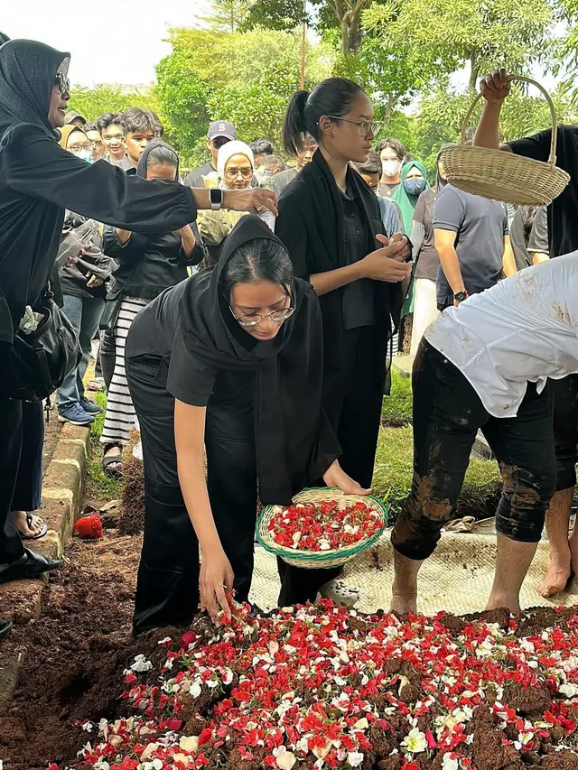 6 Potret Kesedihan Kaneishia Anak Dede Yusuf yang Ditinggal Kekasih Meninggal