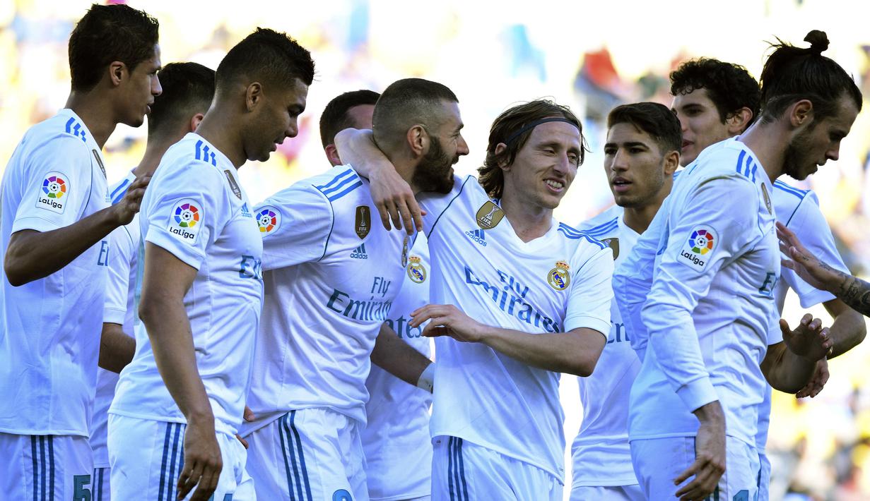 Para pemain Real Madrid merayakan gol Karim Benzema saat melawan Las Palmas pada lanjutan La Liga Santander di Gran Canaria stadium, Canary island, (31/3/2018). Madrid menang 3-0. (AP/Lucas de Leon)