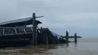 Dermaga kayu yang ambruk di Kecamatan Tebing Tinggi, Kabupaten Kepulauan Meranti, Riau, berusia sekitar 20 tahun. (Liputan6.com/M Syukur)